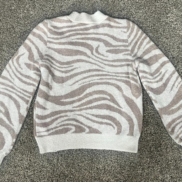 Girls abercrombie kids Sweater - Size 15/16 - Picture 2 of 3